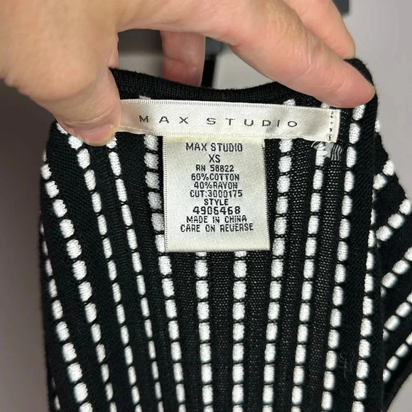 Max Studio body hugging sleeveless stretch black white dress with bottom flare - Picture 5 of 5